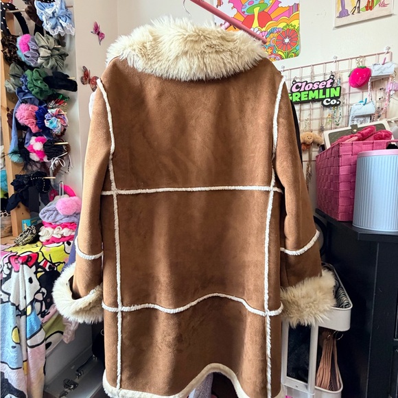 Chic Brown Teddy Jacket with Cream Accents - Picture 6 of 8